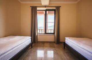 Курортные отели Lastiver Resort Енокаван Семейный номер с видом на горы-6
